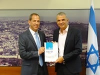 שר האוצר משה כחלון ויור הרשות לניע גדעון האוזר